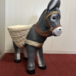 Tuinbeeld ezeltje bloembak met witte mandjes